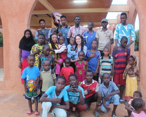 Photo de groupe avec les enfants et l'équipe de SOS Villages d'Enfants Niamey