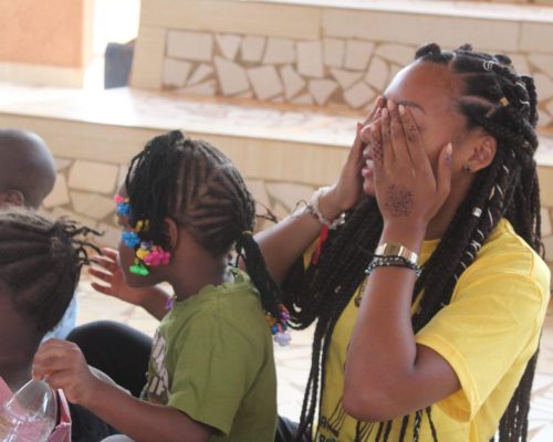 Naomi (présidente de l'association) avec une enfant de SOS Villages d'Enfants au Niger dans le cadre d'un jeu