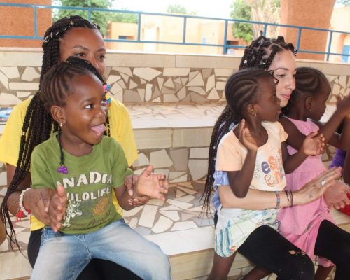 Brandi-Lina et Naomi jouant avec 3 petites filles de SOS Villages d'Enfants (elles applaudissent)